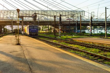 Bükreş, Romanya 'daki Bükreş Kuzey Tren İstasyonu' ndaki (Gara de Nord Bükreş) tren platformunda hareket halindeki tren detayları