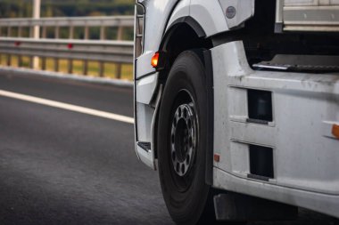 Avrupa kamyonu asfalt yolda, ulaşım ve teslimat konseptinde hareket halinde. Bükreş, Romanya, 2020