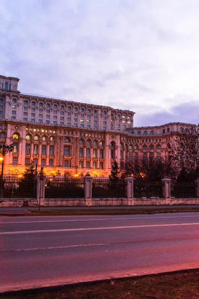 Romanya 'nın başkenti Bükreş' teki Parlamento Sarayı (Palatul Parlamentului), 2021