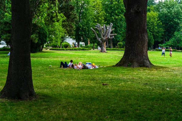 Personas Haciendo Picnic Relajándose Divirtiéndose Durante Crisis Del Coronavirus Parque — Foto de Stock