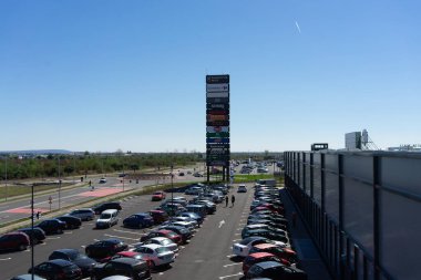 Açık hava otoparklarının en üst görüntüsü, Romanya 'nın Bükreş kentindeki alışveriş merkezinde çok sayıda park edilmiş araba, 2021