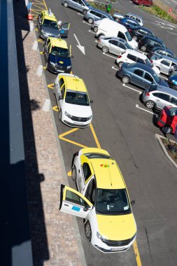 Açık hava otoparklarının en üst görüntüsü, Romanya 'nın Bükreş kentindeki alışveriş merkezinde çok sayıda park edilmiş araba, 2021