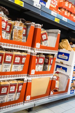 Bükreş, Romanya, 2021 'deki süpermarket rafları üzerine seçici bir odaklanma