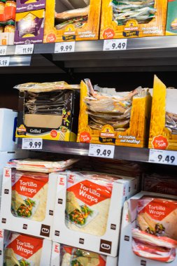 Bükreş, Romanya, 2021 'deki süpermarket rafları üzerine seçici bir odaklanma