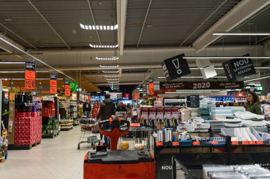 Bükreş, Romanya, 2021 'deki süpermarket rafları üzerine seçici bir odaklanma