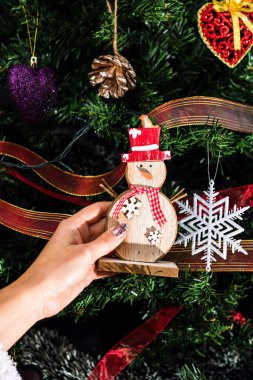 Noel ağacı süslemek, köknar dallarına Noel süslemeleri yapmak. Noel süslemeleri.