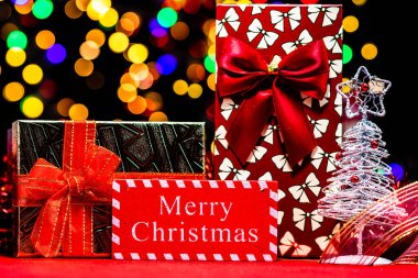 Noel süslemeleri, Noel ve yeni yıl tatilleri arka plan, Noel süsleri ve bulanık ışıklar ile kış sezonu