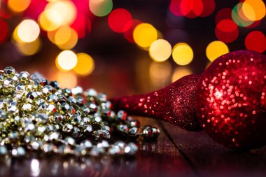 Bulanık ışıkların arka planında izole edilmiş renkli bir Noel kompozisyonu ile dekorasyon ve süslemeler.