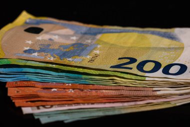 EURO 'nun parasını kapat. Avro banknotları izole.