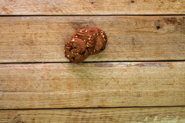 Tahta masadaki taze bisküvilerin detayları. Yemek ve kahvaltı konsepti. Üst görünüm ve kopyalama alanı