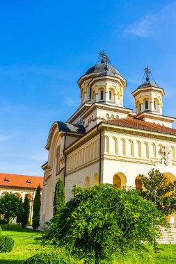 Romanya 'nın Alba Iulia kentinde güneşli bir günde Ortodoks Katedrali manzarası, 2021