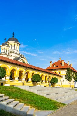 Romanya 'nın Alba Iulia kentinde güneşli bir günde Ortodoks Katedrali manzarası, 2021
