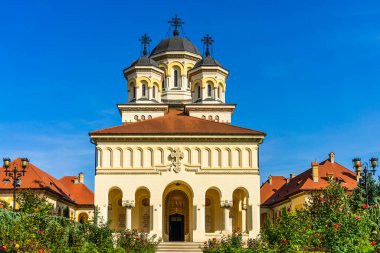 Romanya 'nın Alba Iulia kentinde güneşli bir günde Ortodoks Katedrali manzarası, 2021