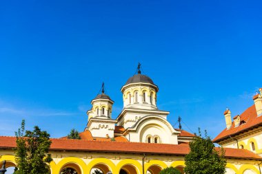 Romanya 'nın Alba Iulia kentinde güneşli bir günde Ortodoks Katedrali manzarası, 2021
