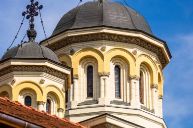 Katedralin mimari detayları. Romanya 'nın Alba Iulia kentindeki kilise manzarası, 2021.