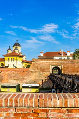 Romanya 'nın Alba Iulia kentinde güneşli bir günde Ortodoks Katedrali manzarası, 2021