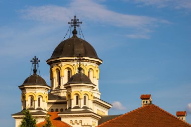 Katedralin mimari detayları. Romanya 'nın Alba Iulia kentindeki kilise manzarası, 2021.