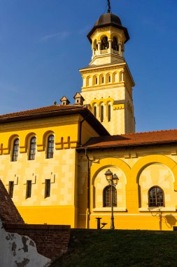 Romanya 'nın Alba Iulia kentinde güneşli bir günde Ortodoks Katedrali manzarası, 2021