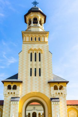 Katedralin mimari detayları. Romanya 'nın Alba Iulia kentindeki kilise manzarası, 2021.
