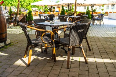 Yerel bir restoranda boş sandalyeli boş bir masayı kapat. Alba Iulia, Romanya, 2021