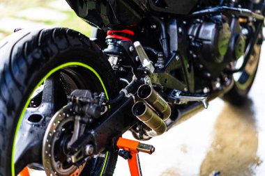 Siyah motosikletin ayrıntıları. Honda Hornet motosiklet detay fotoğrafı Bükreş, Romanya, 2021