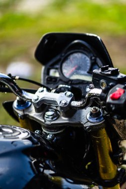 Siyah motosikletin ayrıntıları. Honda Hornet motosiklet detay fotoğrafı Bükreş, Romanya, 2021