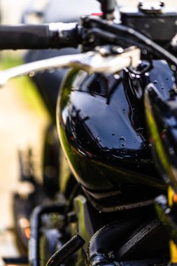 Siyah motosikletin ayrıntıları. Honda Hornet motosiklet detay fotoğrafı Bükreş, Romanya, 2021