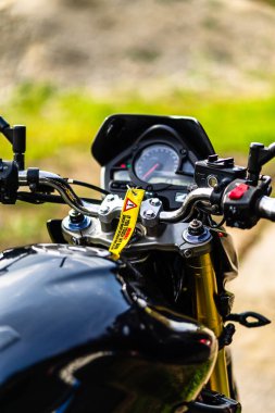 Siyah motosikletin ayrıntıları. Honda Hornet motosiklet detay fotoğrafı Bükreş, Romanya, 2021