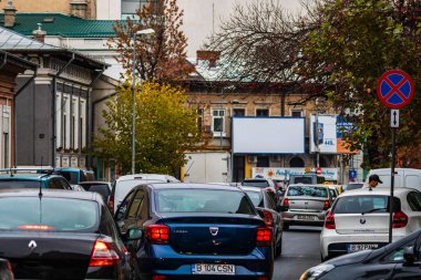 Şehrin şehir merkezinde trafik sıkışıklığında araba trafiği. Romanya 'nın başkenti Bükreş' te sabah akşam araba kirliliği ve trafik sıkışıklığı, 2021