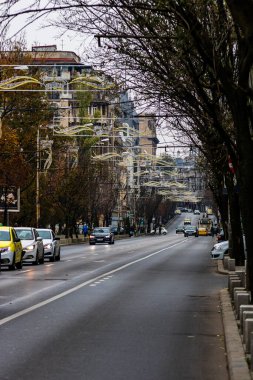 Şehrin şehir merkezinde trafik sıkışıklığında araba trafiği. Romanya 'nın başkenti Bükreş' te sabah akşam araba kirliliği ve trafik sıkışıklığı, 2021