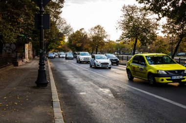 Şehrin şehir merkezinde trafik sıkışıklığında araba trafiği. Romanya 'nın başkenti Bükreş' te sabah akşam araba kirliliği ve trafik sıkışıklığı, 2021