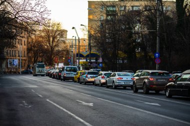 Şehrin şehir merkezinde trafik sıkışıklığında araba trafiği. Romanya 'nın başkenti Bükreş' te sabah akşam araba kirliliği ve trafik sıkışıklığı, 2021