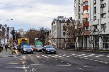 Şehrin şehir merkezinde trafik sıkışıklığında araba trafiği. Romanya 'nın başkenti Bükreş' te sabah akşam araba kirliliği ve trafik sıkışıklığı, 2021