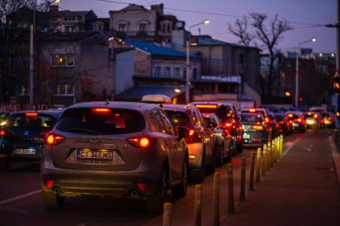 Şehrin şehir merkezinde trafik sıkışıklığında araba trafiği. Romanya 'nın başkenti Bükreş' te sabah akşam araba kirliliği ve trafik sıkışıklığı, 2021