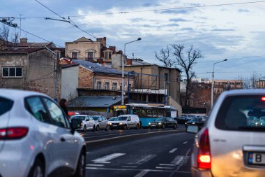 Şehrin şehir merkezinde trafik sıkışıklığında araba trafiği. Romanya 'nın başkenti Bükreş' te sabah akşam araba kirliliği ve trafik sıkışıklığı, 2021