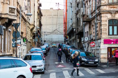 Şehrin şehir merkezinde trafik sıkışıklığında araba trafiği. Romanya 'nın başkenti Bükreş' te sabah akşam araba kirliliği ve trafik sıkışıklığı, 2021