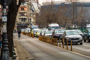 Şehrin şehir merkezinde trafik sıkışıklığında araba trafiği. Romanya 'nın başkenti Bükreş' te sabah ve akşam araba kirliliği, trafik sıkışıklığı