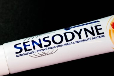 Sensodyne diş macunu tüpü siyah arka planda. Bükreş, Romanya, 2021