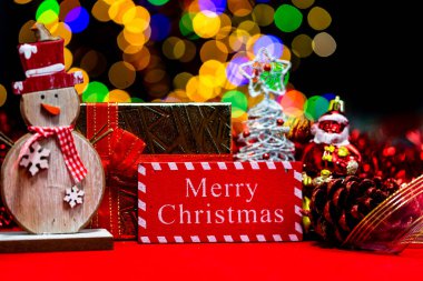 Noel süslemeleri, Noel ve yeni yıl tatilleri arka plan, Noel süsleri ve bulanık ışıklar ile kış sezonu