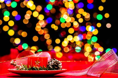 Noel süslemeleri, Noel ve yeni yıl tatilleri arka plan, Noel süsleri ve bulanık ışıklar ile kış sezonu