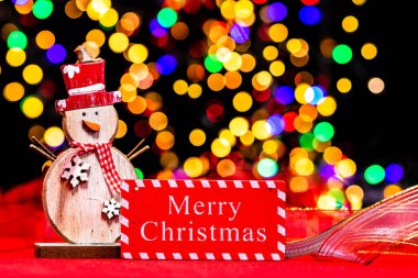 Noel süslemeleri, Noel ve yeni yıl tatilleri arka plan, Noel süsleri ve bulanık ışıklar ile kış sezonu