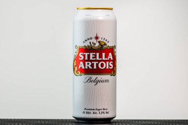 Harika Belçika birası, Stella Artois. Belçika birası birası kutusu. Romanya, Bükreş 'te stüdyo fotoğraf çekimi, 2020