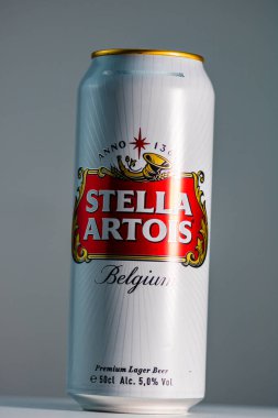 Harika Belçika birası, Stella Artois. Belçika birası birası kutusu. Romanya, Bükreş 'te stüdyo fotoğraf çekimi, 2020