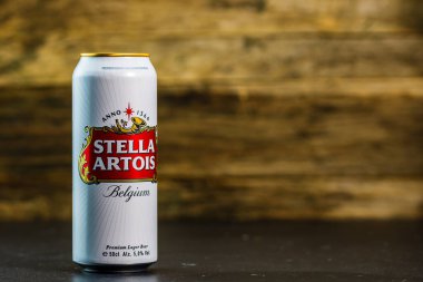 Harika Belçika birası, Stella Artois. Belçika birası birası kutusu. Romanya, Bükreş 'te stüdyo fotoğraf çekimi, 2020