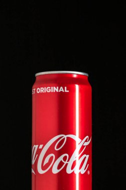 Siyah arka planda klasik Coca-Cola kutusunun editör fotoğrafı. Stüdyo çekimi Bükreş, Romanya, 2020