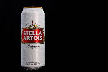 Stella Artois birasının üzerindeki su damlacıkları siyaha izole edilmiş. Bükreş, Romanya, 2020