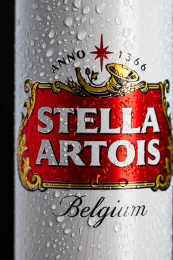 Stella Artois birasının üzerindeki su damlacıkları siyaha izole edilmiş. Bükreş, Romanya, 2020