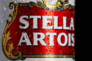 Stella Artois birasının üzerindeki su damlacıkları siyaha izole edilmiş. Bükreş, Romanya, 2020