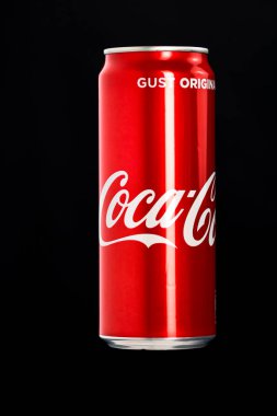 Siyah arka planda klasik Coca-Cola kutusunun editör fotoğrafı. Stüdyo çekimi Bükreş, Romanya, 2021