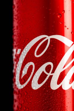 Siyah arka planda klasik Coca-Cola kutusunda su damlacıkları. Stüdyo çekimi Bükreş, Romanya, 2021